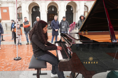 Vallisoletanos tocando el piano en la calle