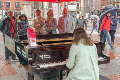 Vallisoletanos tocando el piano en la calle