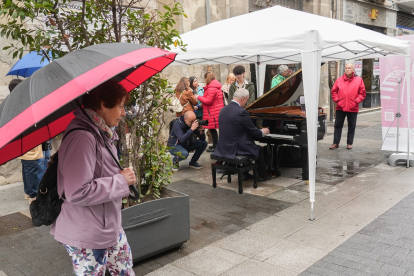 Vallisoletanos tocando el piano en la calle