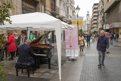 Vallisoletanos tocando el piano en la calle