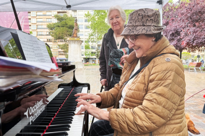 Vallisoletanos tocando el piano en la calle