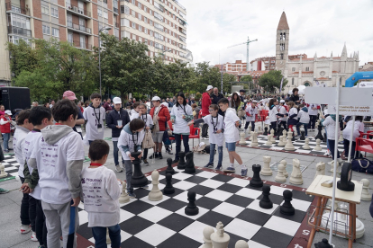 Decenas de niños participan en un torneo escolar en torno a un ajedrez gigante y ecológico