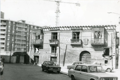 Fachada de la casa de Menchaca en la calle Juan Mambrilla en la década de los 70, veinte años después de su cambio de nombre.