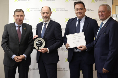 El ministro de Agricultura, Pesca y Alimentación, Luis Planas entrega el premio cooperativa del año a Acor,S, COOP, otorgado por coopetativas Agro- alimentarias de España