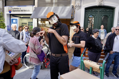 Espectáculo Paquets de la compañía Toti Toronell dentro de la 25 edición del Festival Internacional de Teatro y Artes de Calle