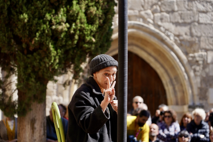 Actuación de Claire Ducreux, con el espectáculo ‘Fleurir les abîmes’, en las ruinas de la Colegiata Santa María La Mayor dentro de la 25 edición del Festival Internacional de Teatro y Artes de Calle