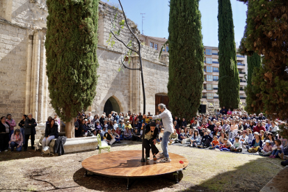 Actuación de Claire Ducreux, con el espectáculo ‘Fleurir les abîmes’, en las ruinas de la Colegiata Santa María La Mayor dentro de la 25 edición del Festival Internacional de Teatro y Artes de Calle