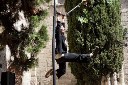 Actuación de Claire Ducreux, con el espectáculo ‘Fleurir les abîmes’, en las ruinas de la Colegiata Santa María La Mayor dentro de la 25 edición del Festival Internacional de Teatro y Artes de Calle