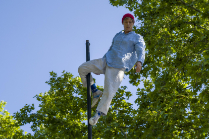 25 edición del Festival Internacional de Teatro y Artes de Calle. La compañía francesa Compagnie Bivouac, con su número 'Lemniscate' en el Paseo de Recoletos de Valladolid