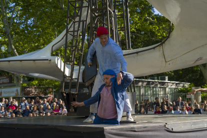 25 edición del Festival Internacional de Teatro y Artes de Calle. La compañía francesa Compagnie Bivouac, con su número 'Lemniscate' en el Paseo de Recoletos de Valladolid