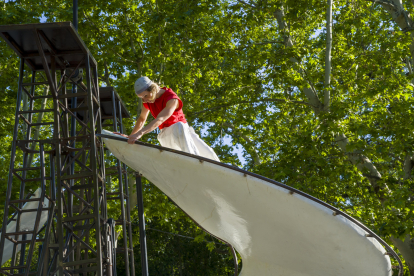 25 edición del Festival Internacional de Teatro y Artes de Calle. La compañía francesa Compagnie Bivouac, con su número 'Lemniscate' en el Paseo de Recoletos de Valladolid