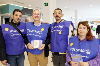 Personas con discapacidad intelectual colaboran en la recogida del Banco de Alimentos de Valladolid.