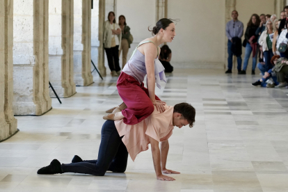 Actuación de Taiat Dansa en el Museo Patio Herreriano con su obra 'Entrée a dos'.