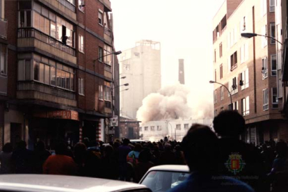 Voladura controlada del edifico del edificio sede de Cervecera Cruz Blanca en 1992