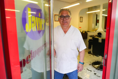 Javier Rodríguez, dueño de la peluquería 'Javier' en el número 2