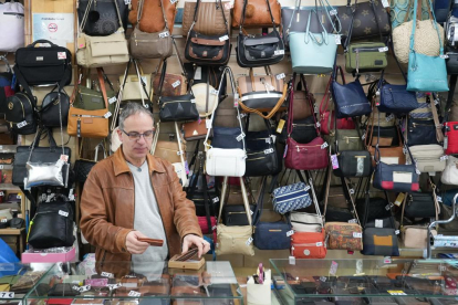 Jesús Fernández, gerente de la tienda de bolsos y maletas 'Bolsos Olea' en la esquina con la calle Nicasio Pérez