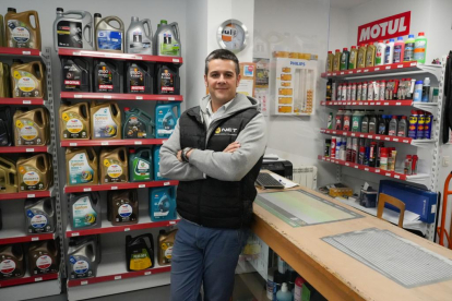 Juanjo Aparicio, gerente de la tienda de recambios 'Olinet' en el número 4