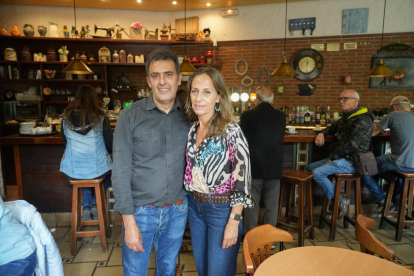 Enrique Calleja con Blanca Pérez, propietarios de la cafetería 'La Mochila' en el número 5