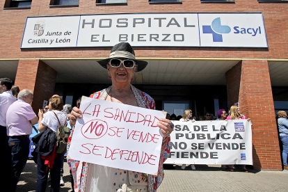 Concentración por la sanidad pública en el hospital El Bierzo de Ponferrada.