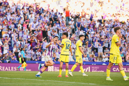 Víctor Meseguer celebra su gol al Villarreal B.