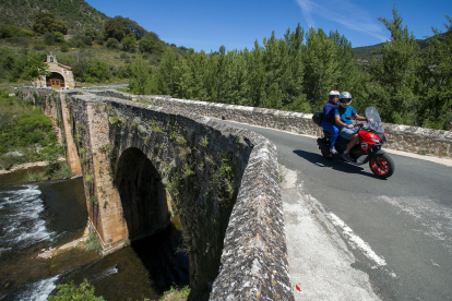 Naturaleza y patrimonio asaltan al viajero que recorre la N-623. Apenas un pequeño desvío basta, por ejemplo, para llegar a Pesquera de Ebro, y disfrutar del paisaje de la imagen.