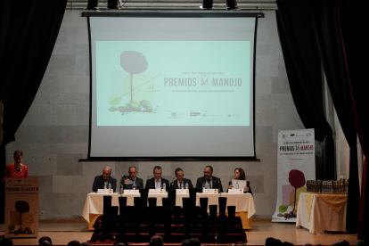 El consejero de Agricultura, Ganadería y Desarrollo Rural, Gerardo Dueñas, en el XIX Concurso Nacional de Vinos, Premios Manojos.