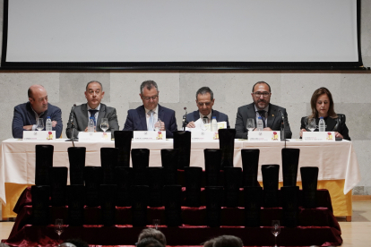 El consejero de Agricultura, Ganadería y Desarrollo Rural, Gerardo Dueñas, en el XIX Concurso Nacional de Vinos, Premios Manojos.