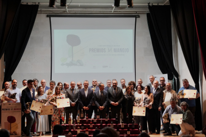 El consejero de Agricultura, Ganadería y Desarrollo Rural, Gerardo Dueñas, posa junto a los galardonados en el XIX Concurso Nacional de Vinos, Premios Manojos