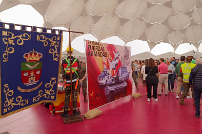 Exposición estática de material de las Fuerzas Armadas en la Cúpula del Milenio (Valladolid)