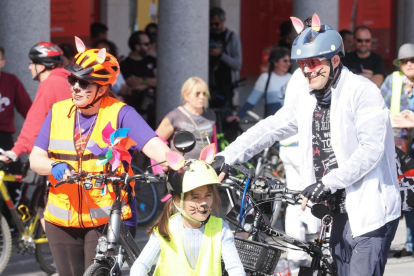 Participantes en la bicicletada a favor del carril bici de Isabel la Católica.