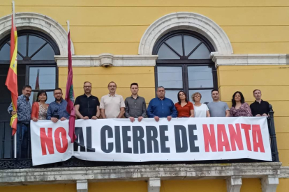 Pancarta en el Ayuntamiento de Tudela de Duero contra el cierre de Nanta.