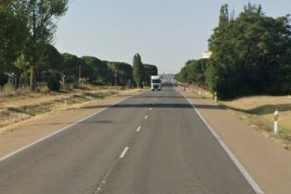Punto de la N-601 en Alcazarén donde se produjo el accidente