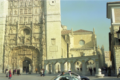 Montaje por la conmemoración del III Centenario del nacimiento de Felipe II en 1998. La estructura rememoraba el bautizo en la iglesia de San Pablo, a la derecha el Palacio de Pimentel