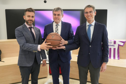 Lorenzo Alonso Nistal con los dirigentes de la UEMC.