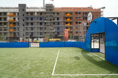 Pista polideportiva en la urbanización