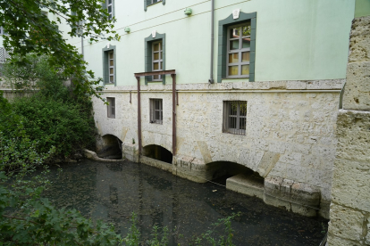 El caudal del Canal de Castilla fluye bajo el edificio.