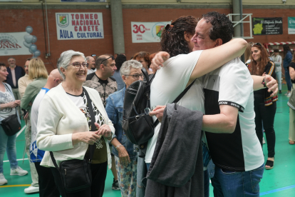 Muestra de uno de los muchos emotivos abrazos a Miguel Ángel Peñas.