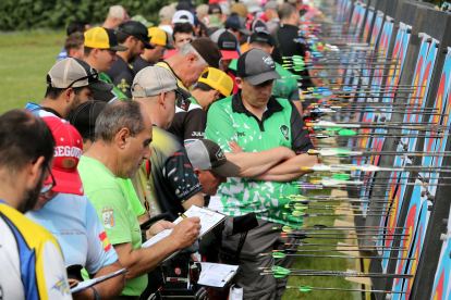 Participantes del Gran Premio apuntan recogen sus flechas en las dianas.