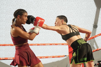 Un momento del combate entre Isa Rivero ante la venezolana Roxana María Colmenarez.