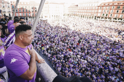 Ronaldo Nazário observa a la afición blanquivioleta desde el balcón del Ayuntamiento, el día posterior al ascenso.REAL VALLADOLID
