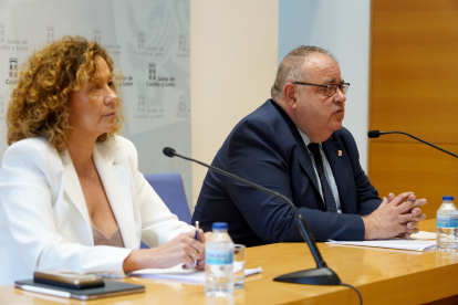 Alejandro Vázquez y Silvia Fernández presentan el plan de contingencia de verano de Sacyl.