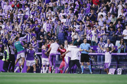 Afición del Real Valladolid con el lleno en el día del ascenso.