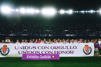 Los jugadores posan con la pancarta en el choque ante el Racing en enero