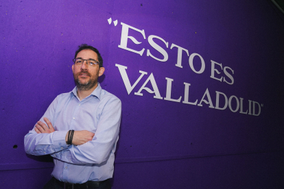 Lolo Encinas en una de las paredes del club tras su presentación como entrenador del Real Valladolid Baloncesto.