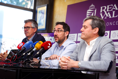 Lolo Encinas escoltado por el director general Enrique Peral y por el presidente lorenzo Alonso en su primera comparecencia como entrenador del Real Valladolid Baloncesto.
