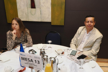 Clara Escaño Serrano y Eduardo Gordaliza (Acor), en el Club de Prensa 'Claves del futuro: Energía, Vivienda y Jóvenes’