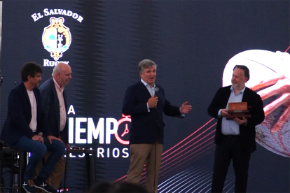 Alfonso Jiménez, presidente de Cascajares, recibe el I ‘Premio Padre Bernés’ de manos del presidente de El Salvador, Rian Butcher