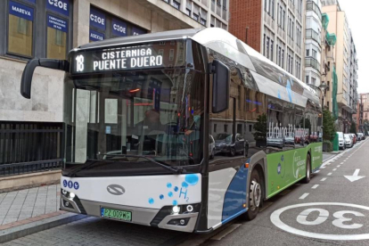 Uno de los autobuses que conecta La Cistérniga con Valladolid