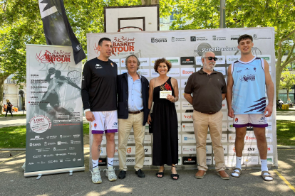 Entrega de reconocimientos en el 3x3 Street Basket Tour en Valladolid