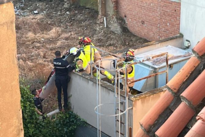 Rescate del herido que acabó en una terraza del Palacio de Don Gutierre.